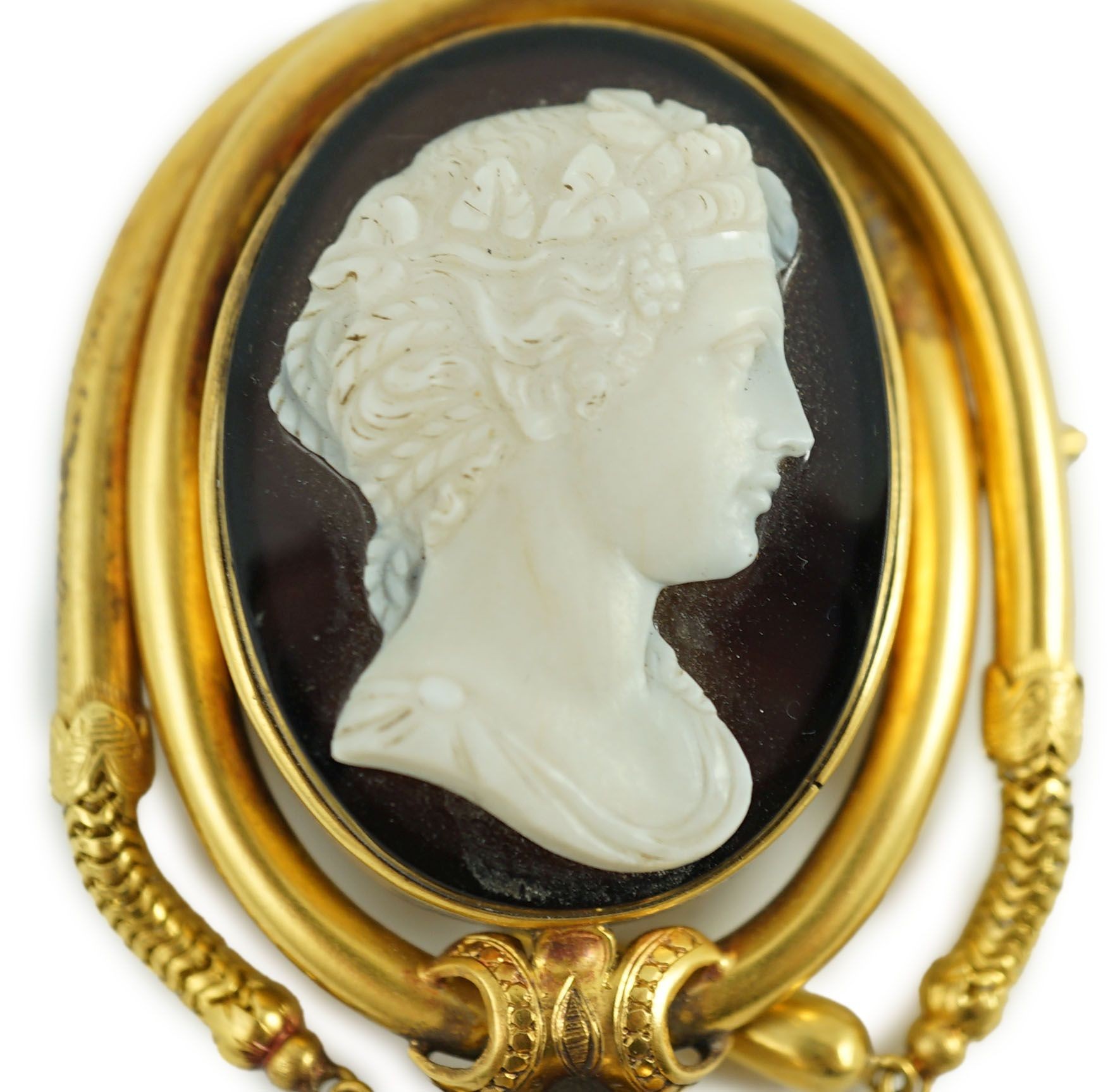 A Victorian gold and cameo agate set oval drop tassel brooch